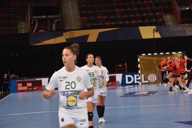 Noch einmal Emily Bölk...Hier im Trikot von Ferencvaros Budapest, wo sie nach zwei Jahren Thüringer HC jetzt spielt. Hinter ihr Julia Behnke, die, nach einem Jahr in Rostow, ebenfalls bei Ferencvaros angedockt hat...Julia Behnke blieb gestern blass...
FotoArchiv Merkel+Merkel