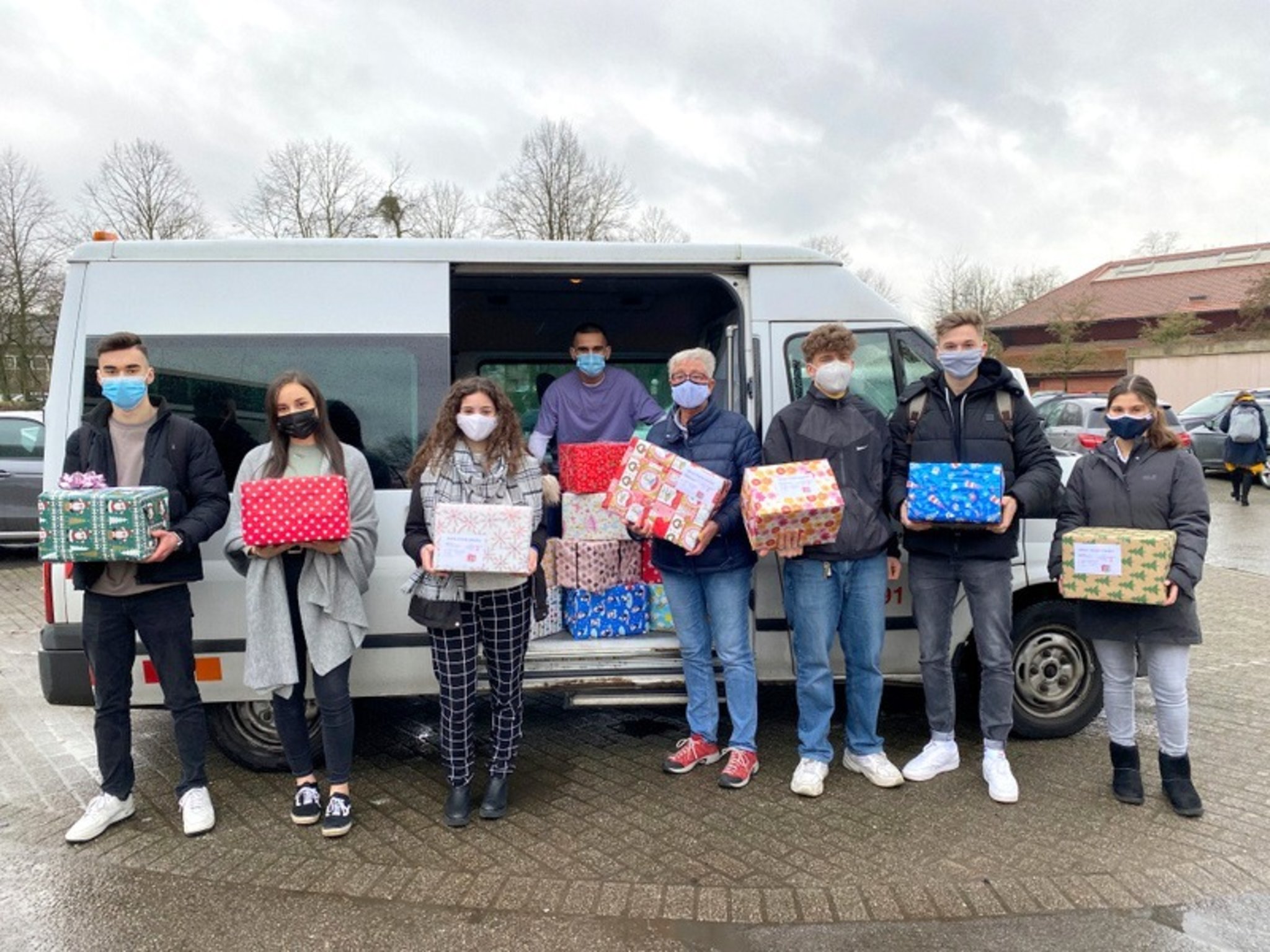 Aktion "Freude schenken" HeisenbergGymnasium Gladbeck spendet 72