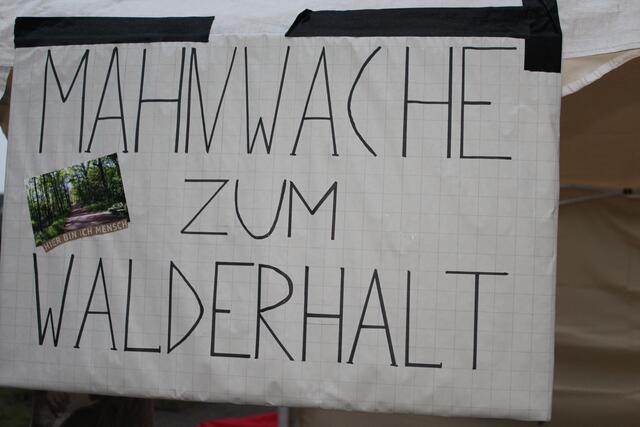 Die BI bezeichnet die Mahnwache als großen Erfolg, um mit zahlreichen Bürgern ins Gespräch zu kommen.