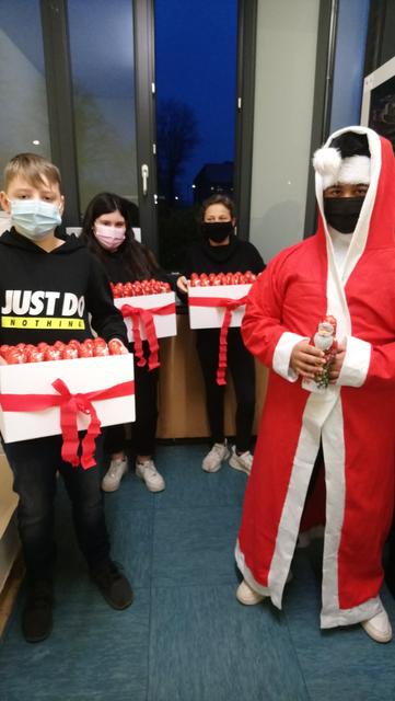 Der Nikolaus und seine fleißigen Helfer verteilten die süßen Geschenke.