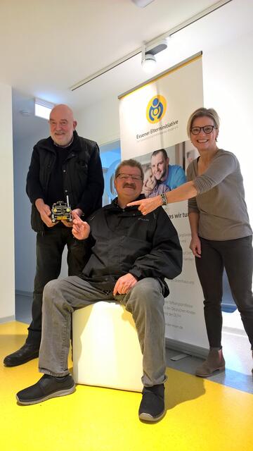 Werner Schmidt (l.) und Rolli Rocker (Mitte) setzen sich für die Essener Elterninitiative ein, deren Pressereferentin Lara Krieger (r.) ist.