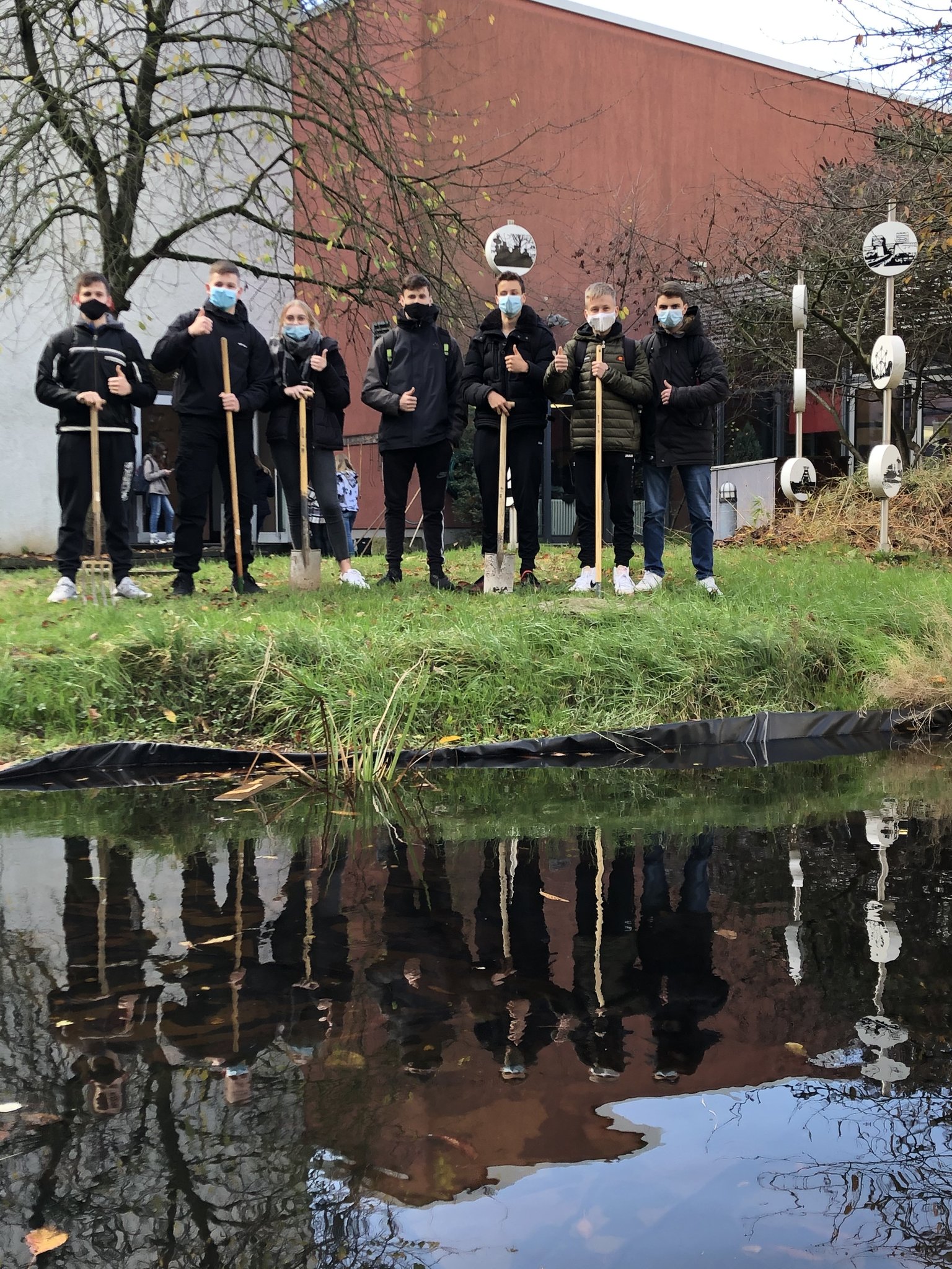 Sparkasse unterstützt Sanierung Schüler schätzen ihren Teich Duisburg