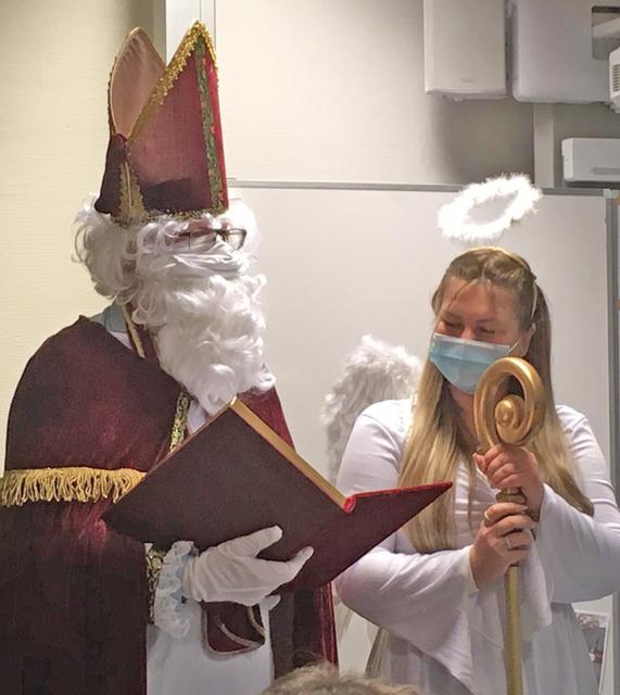 In seinem dicken Buch fand der Nikolaus allen wichtigen Informationen über die Kinder. Ob sie wohl artig waren . . .