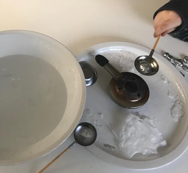 Bleigießen ist seit 2018 verboten. Wachsgießen macht aber genauso viel Spaß und ist gesundheitsfreundlicher.