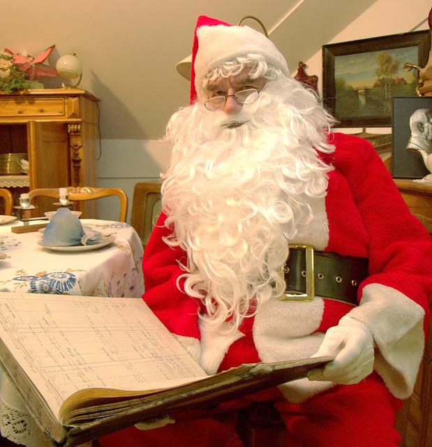 Mantel statt Messgewand: der Weihnachtsmann.
Foto: Pixelio/Gerald Hensler