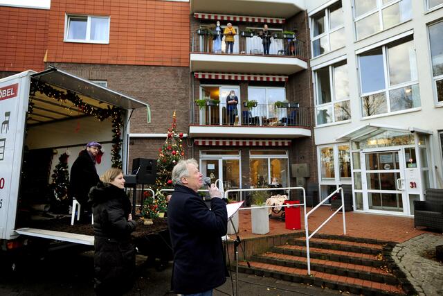 die mobile, musikalische Adventsandacht am Willy-Könen-Haus in Neukirchen-Vluyn mit Anja Vogelsberger, Gesang und Dennis Kittner, E-Piano, am Mikrofon: Konrad Göke Foto: Klaus Dieker