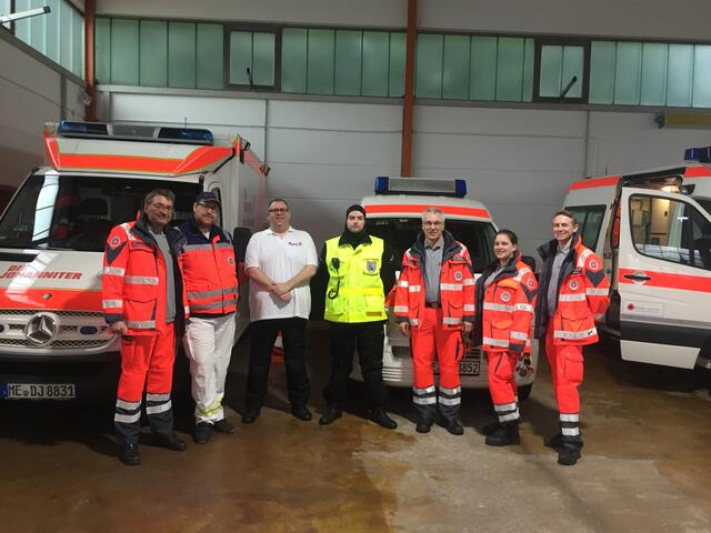 Marcel Raußmüller (ganz rechts) zusammen mit seinem Team vor dem Sanitätsdienst zum Kinderkarneval 2019.