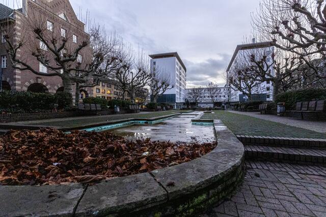 Nahezu geleerte Brunnenanlage am Friedensplatz mit Blick auf das Europahaus. Anstelle des Europahauses (ein kompletter " Häuserblock") gab in in meiner Kindheit einen riesengroßen Spielplatz, den ich oft mit Oma und Schwester besucht habe. Allein durfte ich dort nicht hin.
