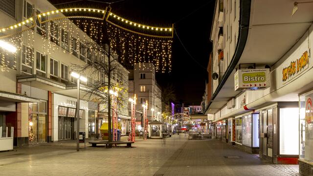 Die Elsässer Straße in Blickrichtung Marktstraße. Linkerhand die Lichtburg. Die Straße war um 17:35 Uhr fast menschenleer - Lockdown -