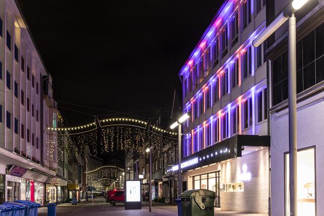 Weihnachtsleuchten am "Juwelierhaus" - Blick in die Elsässer Straße in Richtung Friedensplatz