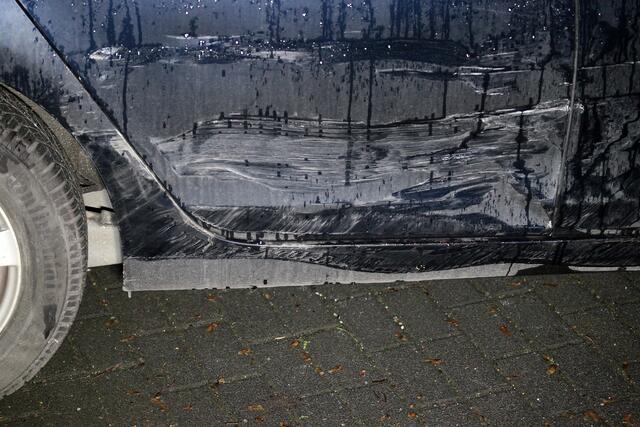 Schäden an einem der parkenden Autos. | Foto: Magalski