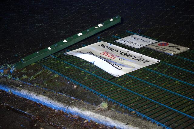 Der Mercedes durchbrach führerlos einen Zaun. | Foto: Magalski