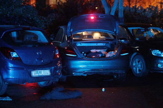 Der Mercedes rammte zwei parkende Autos.