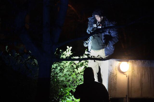 Beamte der Kriminalpolizei suchten Spuren. | Foto: Magalski