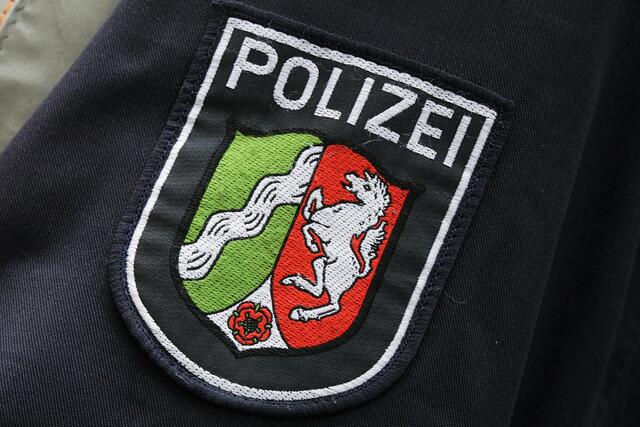 Die Polizei sucht zwei Verdächtige nach einem Raub.