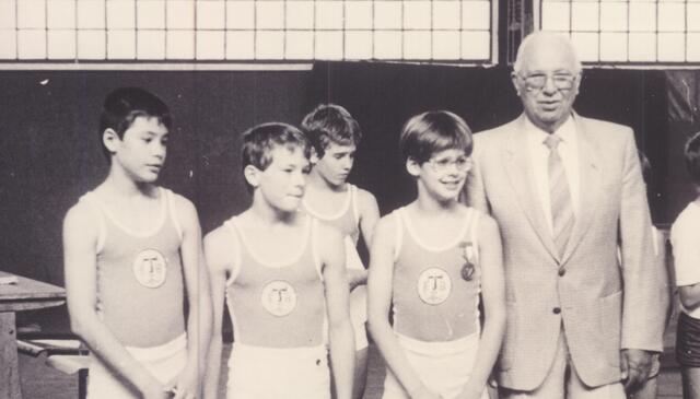 Bild aus dem Jahr 1985, die wohl erfolgreichsten Turner des TV Eintracht werden Westfalenmeister; Oliver Sorge, Marc Hennemann und Claas Wenzlik mit Otto Janz