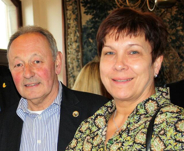 Klaus Moeller und Claudia Schmuck, hier auf einem Foto aus besseren Zeiten bei einem Empfang im Duisburger Rathaus, haben wieder einmal verdeutlicht, dass Solidarität im und zum Verein keine Einbahnstraße ist.