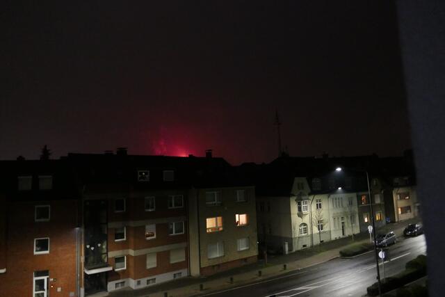 Nur zaghaft zeigte sich Feuerwerk hinter dieser Häuserzeile am Freiligrathring in Ratingen.