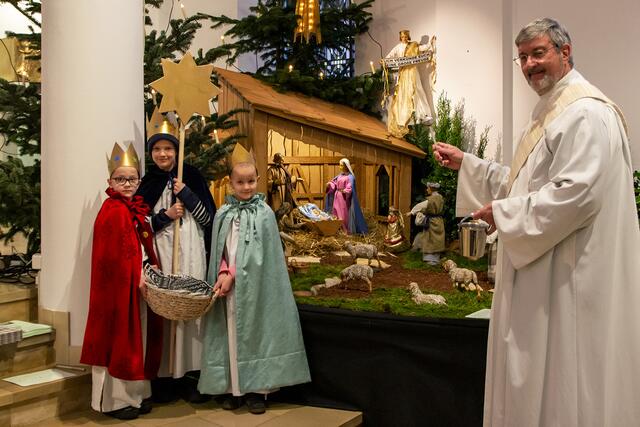 Bei einer kleinen Zeremonie vor der Krippe in der St. Urbanus Kirche in Rhade, hat Diakon Gregor Lohrengel mit Hilfe von den Sternsinger-Geschwistern Leo, Mats und Mia die Segenszeichen für das Jahr 2021gesegnet.