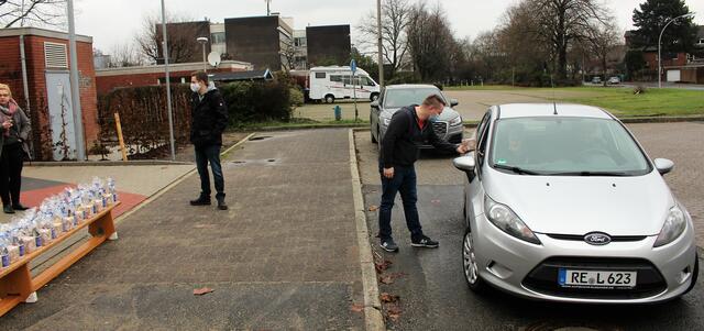 Zum Jahresabschluss konnte sich jedes Mitglied des DBC am Parkplatz vor der Sporthalle vom DBC an einem „Drive-in Schalter“ ein Geschenk kontaktlos abholen.
