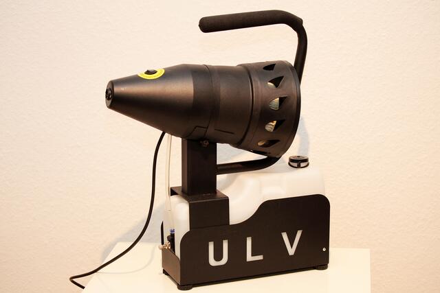 Ulv, der Vernebler, verteilt das spezielle Desinfektionsmittel in kürzester Zeit in winzigen Tröpfchen im ganzen Raum.