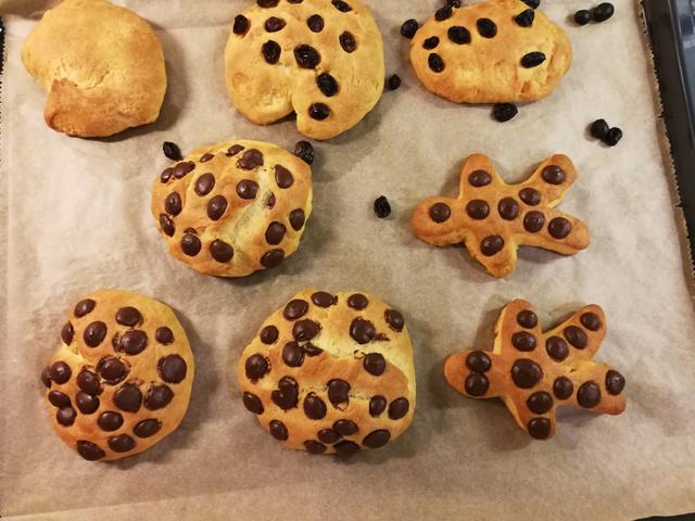 Ob wie hier in der süßen oder in einer herzhaften Variante, der Teig für die Brötchen ist vielfältig zu gestalten.
