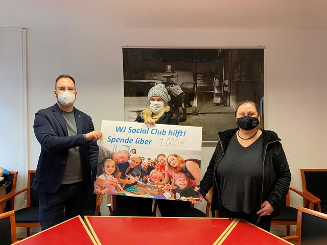 Die Wirtschaftsjunioren und WJ Social Club spenden 1.000 Euro an die Dortmunder Mitternachtsmission. "Schon im ersten Lockdown standen wir vor vielfältigen Problemen durch das Verbot der legalen Prostitution. Die Frauen konnten kaum staatliche Hilfen beantragen, da es keine Nachweise über Verdienstausfälle gibt. Das Ergebnis war oft die Obdachlosigkeit", so Leiterin Andrea Hitzke (r.).