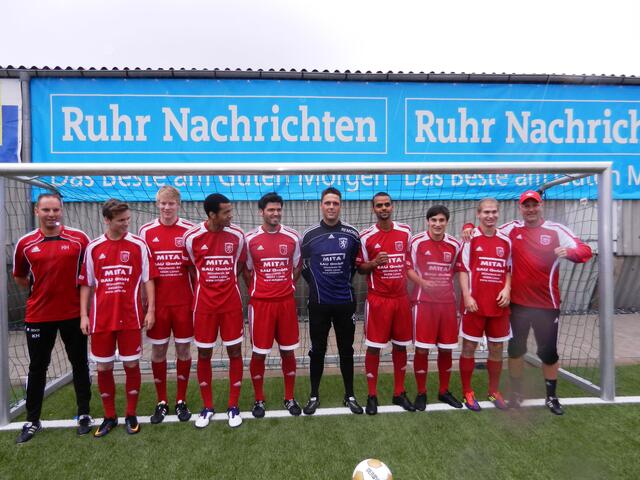 Der Lüner SV 2012/13 mit Trainer Christian Hampel r.) und Co Klaus Högerl (l.) mit den Neuzugängen (v.l.) Christoph Krziwanek, Tim Holz, Gabriel Bernstein-Campos, Rasit Cobuloglu, Daniel Dreesen, David Ankrah, Michael Cuper und Raphael Lorenz. Foto Janning