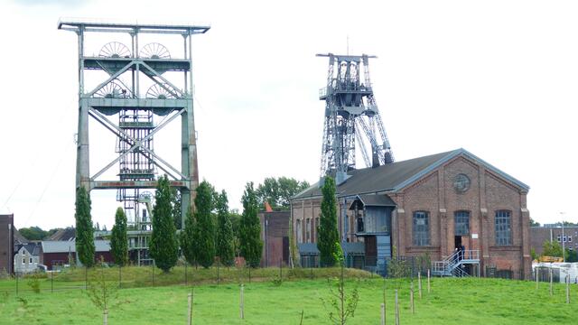 Die beiden Gneisenau-Landmarken: vorne rechts der Tomson-Bock über Schacht 2, links dahinter der Doppelbock über Schacht 4.