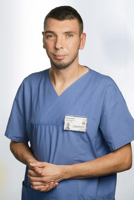 Für Tobias Buschmann, Fachbereichsleiter Intensivstation im EKM, steht auch und gerade zu Corona-Zeiten die Würde des Menschen immer im Vordergrund.
Foto: EKM