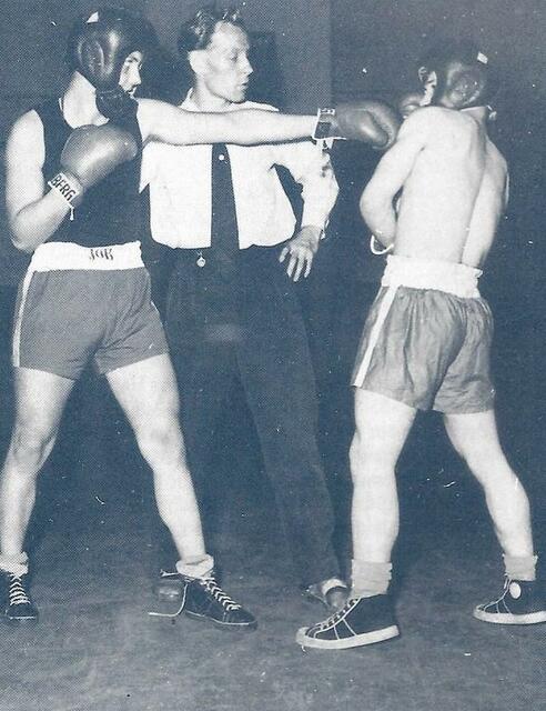 Auch als Ringrichter, hier beim Duell Fritz Becker gegen Gerd Weniger, war Gatzke aktiv.