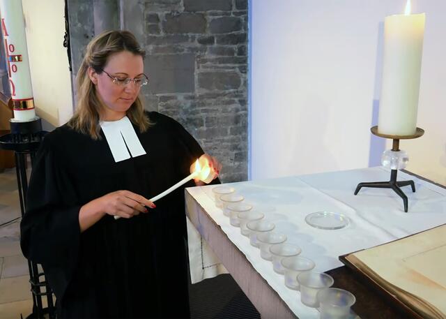 Pfarrerin Rebecca Lackmann beim Entzünden der Kerzen für die Verstorbenen während eines Gedenkgottesdienstes im vergangenen Jahr.