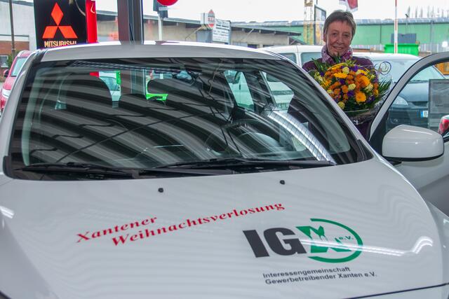 Der Hauptpreis aus der Weihnachtsverlosung 2020, ein weißer Mitsubishi Spacestar 1.2 Liter