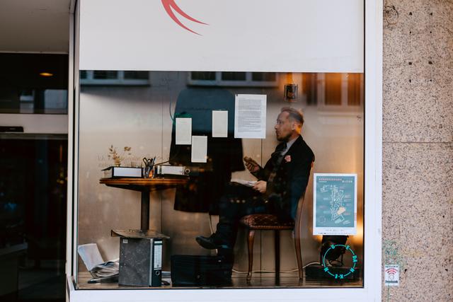 An öffentlichen Orten zeigten Künstler unter anderem Live-Performances, wie hier Gabriel Schunck im Schaufenster des Café Leye. Fotos: Wiesenviertel e.V.