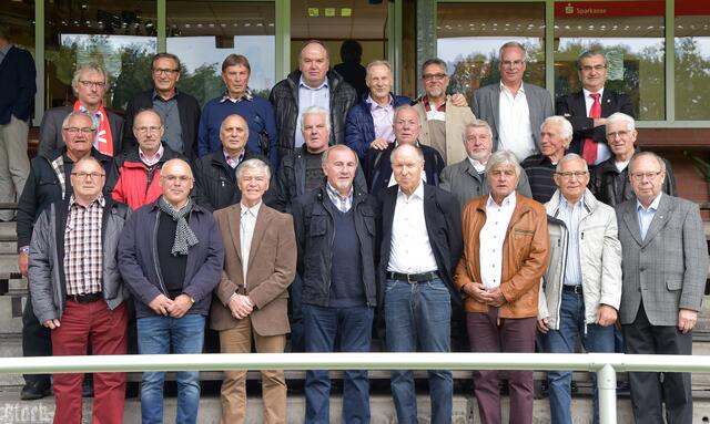 Die Oldies aus Regionalliga-Zeiten bei der Feiern des Lüner SV zum 70. Vereinsgeburtstag mit o. v. l. Peter Marx, zweiter LSV-Geschäftsführer, Bernd Ochmann, Rolf Thiemann, Klaus Hagedorn, Peter Wirsching, Peter Ilner, Rolf Möller, Imdat Acar, Vorsitzender des LSV, (M. v. l.) Klaus Pritz, Siegbert Stähler, Günter Wiemann, Detlef Behrens, Josef Vogler, Manfred Grünewald, Walter Liebich, Walter Gröhlich, (v. v. l.) Georg Schymetzek, Claus Janson, Siegfried Eitzert, Werner Seipelt, Manfred Balcerzak, Guido Kuhnert, Dieter Stannek und Hansjosef Stähler. Eigentlich hätte es schon ein Wiedersehen mit Ochmann und den Oldies aus Regional- und Oberliga-Zeiten zum 75. Geburtstag des LSV geben soll. Doch dann kam die Corona-Pandemie. Foto Goldstein