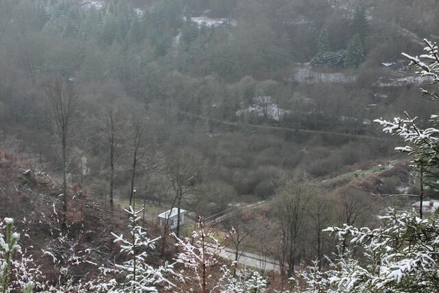 Der ehemalige Damm des Stausees, rechts neben dem weißen Häusschen ist noch sehr gut zu erkennen und die Ufer des Stausees gut zu erahnen.