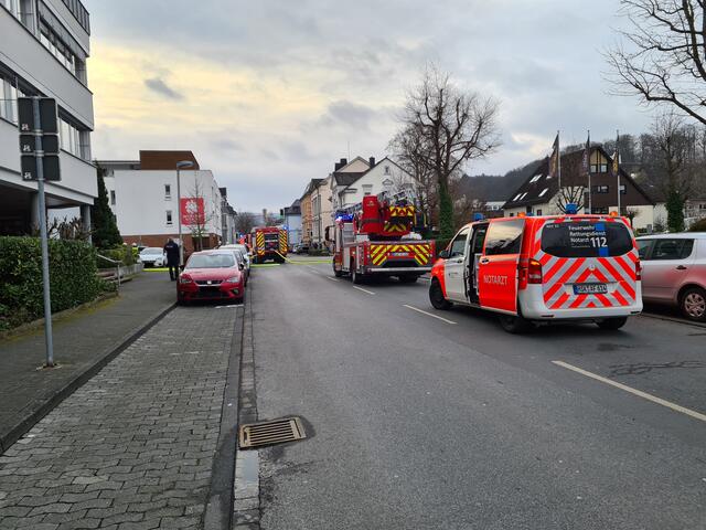 Wohnungsbrand in der Hellefelder Straße in Arnsberg: Die Feuerwehr rückte am Montagmorgen, 11. Januar, mit starken Kräften des Basislöschzuges 2 (Arnsberg, Breitenbruch, Wennigloh), des Basislöschzuges 6 (Bruchhausen, Niedereimer), des Fernmeldedienstes und des Einsatzführungsdienstes zum Brandort.