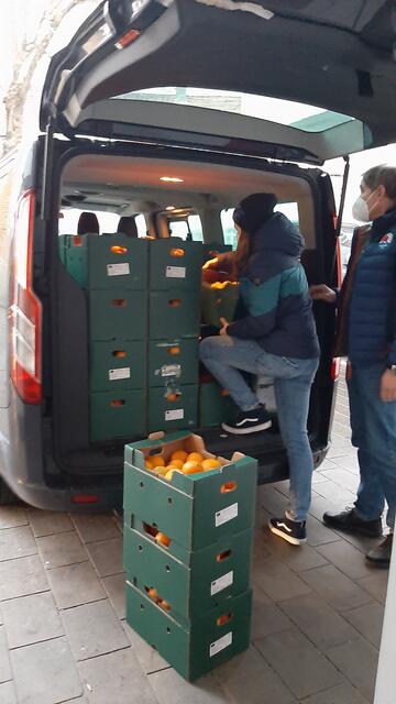 Thomas Jäger von der Jugendkirche hatte zusammen mit seiner Tochter seinen Bulli voll beladen und über 2000 Orangen nach Brilon gebracht. Foto: Julie Riede