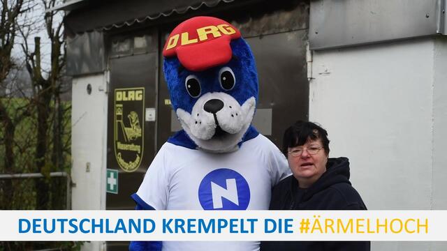 Maskottchen Nobbi und Dagmar Baak (Teamerin Projekt "Kindergarten"): "Ich lasse mich impfen, weil ich wieder in die Kindereinrichtungen fahren möchte und den Kindern mit viel Spaß die Bade- und Eisregeln erklären möchte"