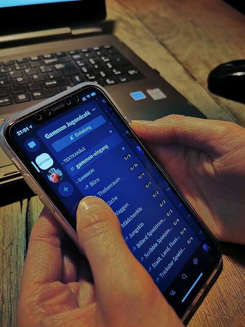 Wer interessiert ist, kann dem Jugendcafé Gammon und dem Jugendbüro der Stadt Sundern auf den sozialen Medien folgen. Dort werden die digitalen Aktionen, kleine Spiele über die App Houseparty und Discord Öffnungszeiten Zeiten publiziert.