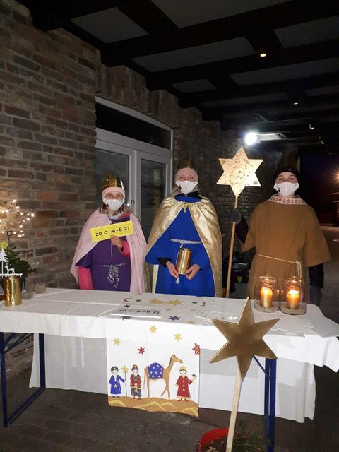 Die Sternsinger verteilten Segenszettel, um Spenden zu sammeln