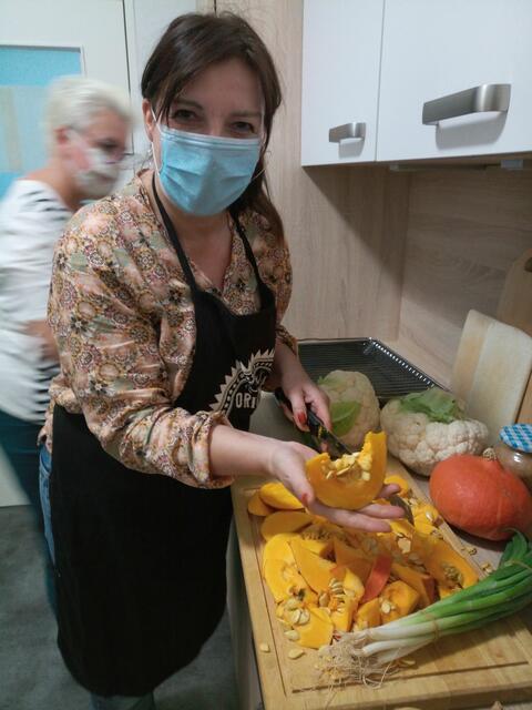Jutta Eickelpasch probiert nachhaltige Rezepte der Verbraucherzentrale, wie hier zu einer Aktion im Bürgerhaus Methler. (9/2020)