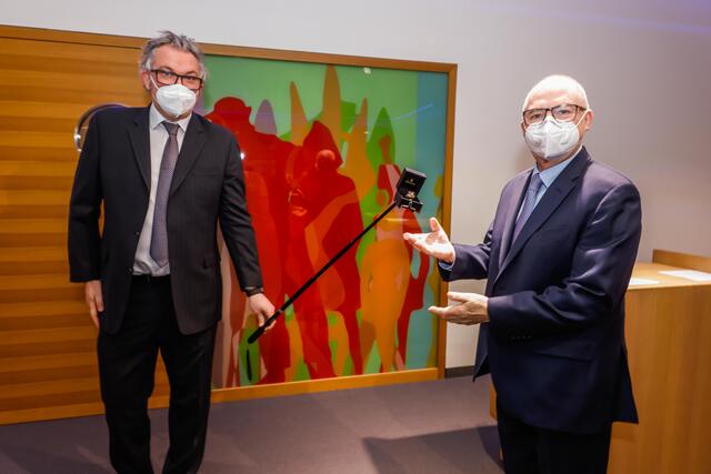 Cityring Vorsitzender Tobias Heitmann und der neue Ringträger Heinz-Herbert Dustmann bei der Übergabe.