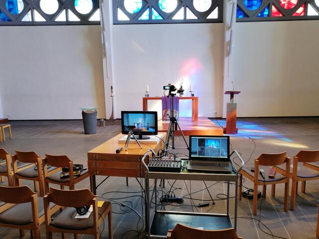 Dieses Foto zeigt die Aufbauten in den leer bleibenden Stuhlreihen der Duisserner Lutherkirche. Jetzt kommt noch die Kamera aufs Stativ.
Foto: www.ekadu.de