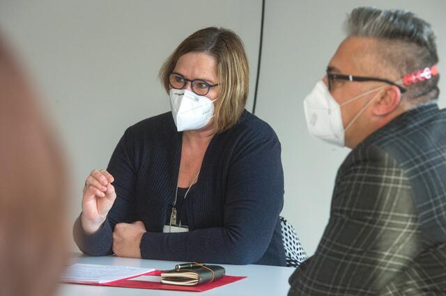 Im Gespräch mit der Mülheimer Woche berichten Ulrike Radix und Thomas Waloschcyk über ihre Erfahrungen mit der psychosozialen Betreuung auch der Mitarbeitenden.
Foto: PR-Fotografie Köhring/SC