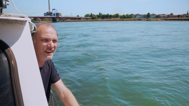 Mit dem Skipper Rolf Köppen war Martin Brambach auf der Ruhr unterwegs. | Foto: ARTE Picture Puzzle Medien