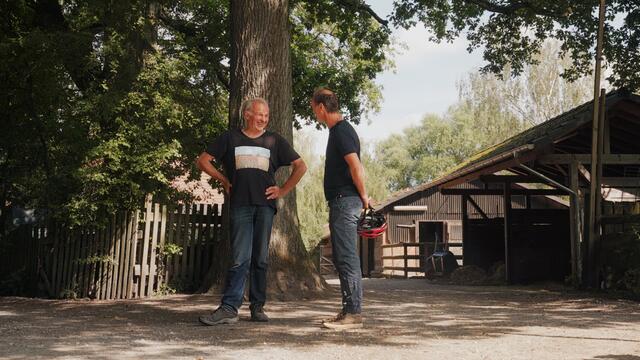 Biobauer Theo zeigt Martin Brambach, wie ökologisch das Ruhrgebiet sein kann. | Foto: ARTE Picture Puzzle Medien
