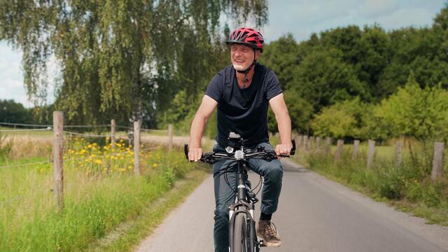 Mit dem Fahrrad geht's für die Doku „Square für Künstler mit Martin Brambach“ durchs grüne Ruhrgebiet.