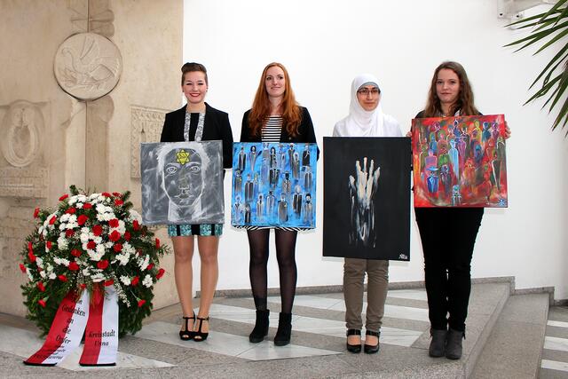 Fotoarchiv 2015 © Jürgen Thoms - Schülerinnen der Jahrgangstufe 13 der Peter-Weiss-Gesamtschule am Friedensstein der Bürgerhalle Unna - Wegen der Corona-Pandemie muss die Gedenkveranstaltung 2021 ausfallen
