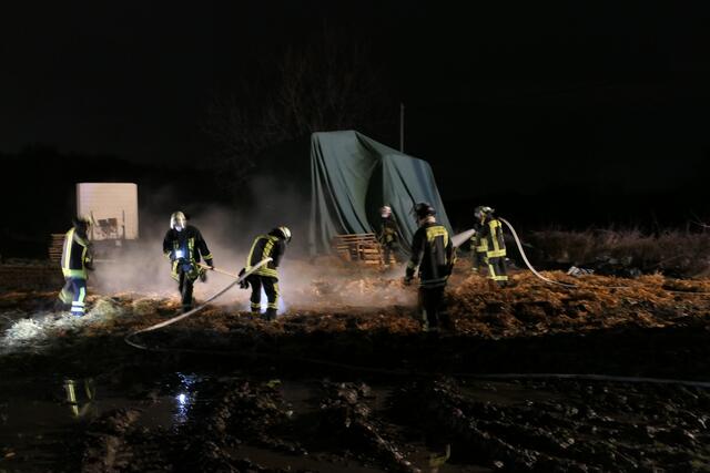 Letzte Glutnester löschten die Wehrleute der Feuerwachen Neuasseln und Scharnhorst ab.